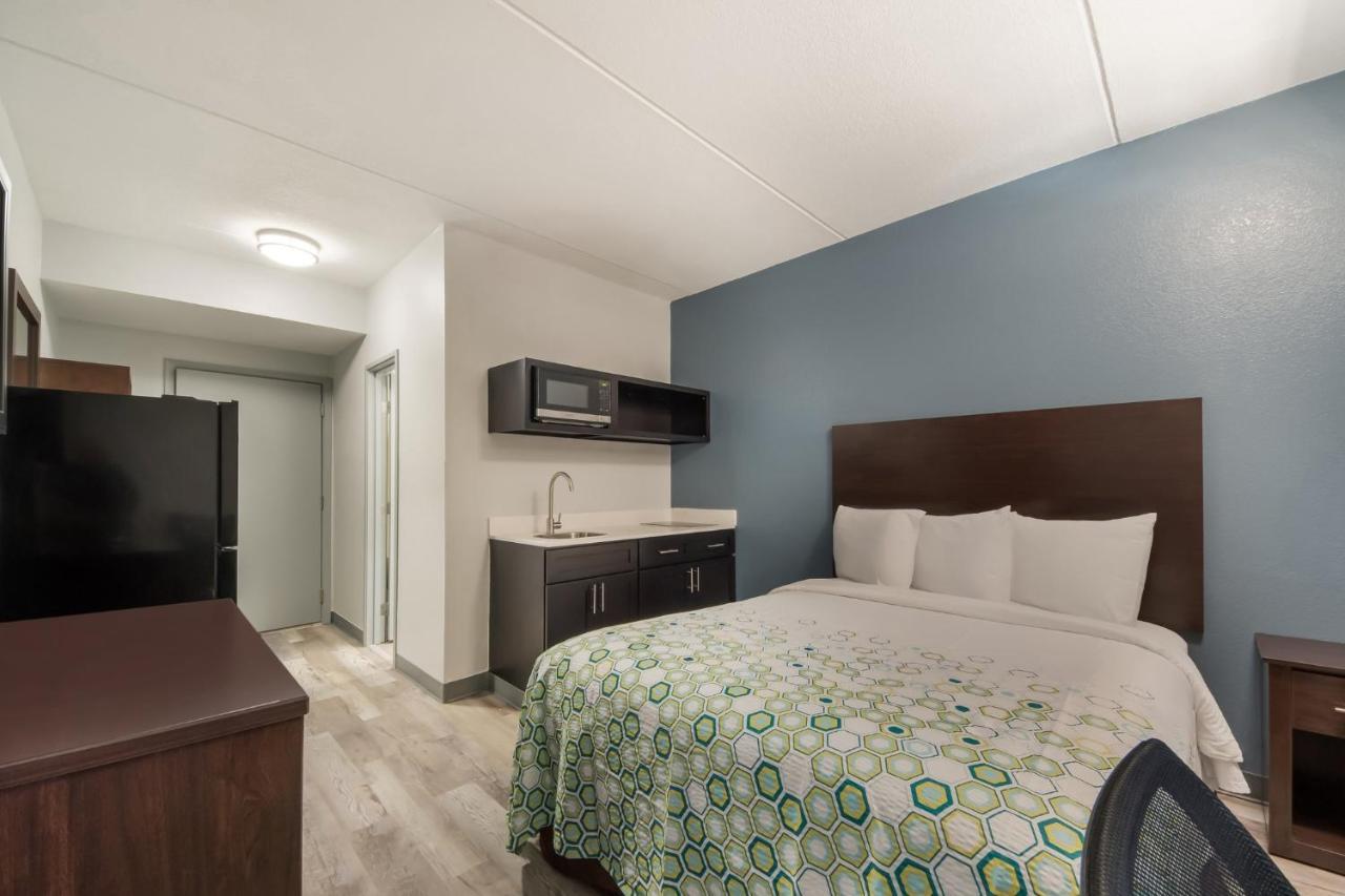 Hometowne Studios By Red Roof San Antonio - Seaworld Northwest Eksteriør billede