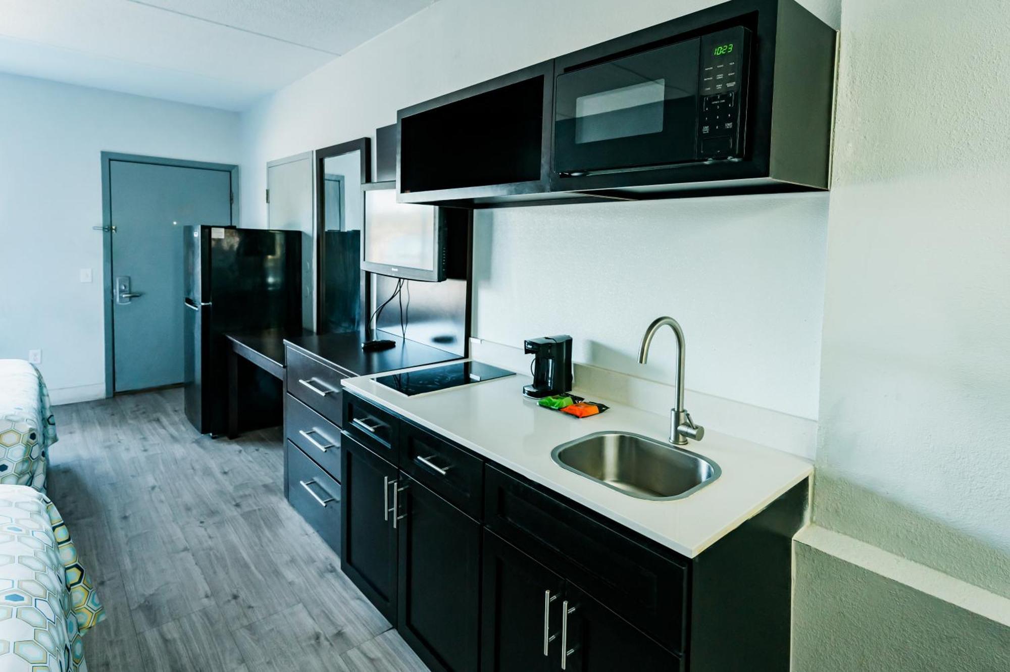 Hometowne Studios By Red Roof San Antonio - Seaworld Northwest Eksteriør billede