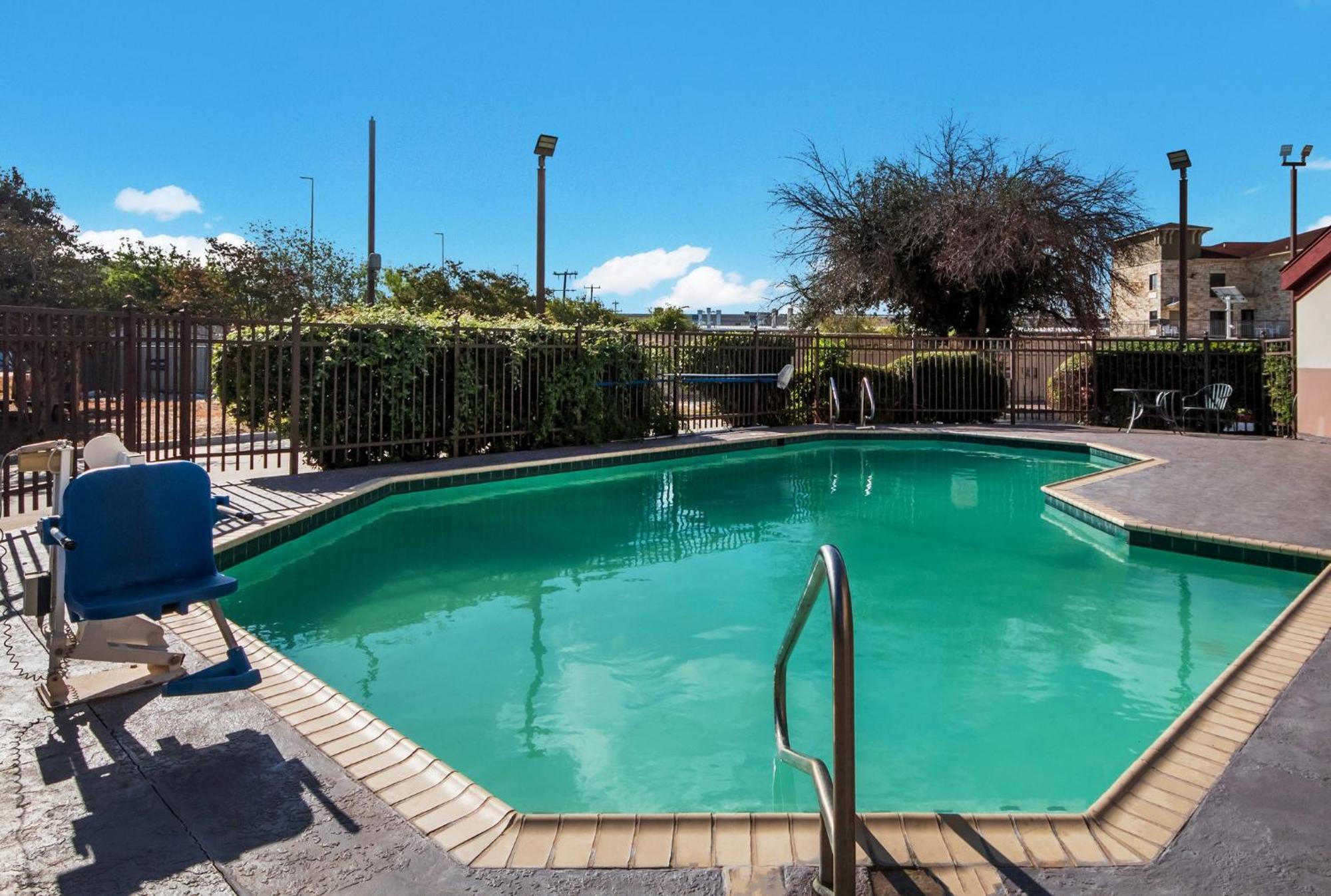 Hometowne Studios By Red Roof San Antonio - Seaworld Northwest Eksteriør billede