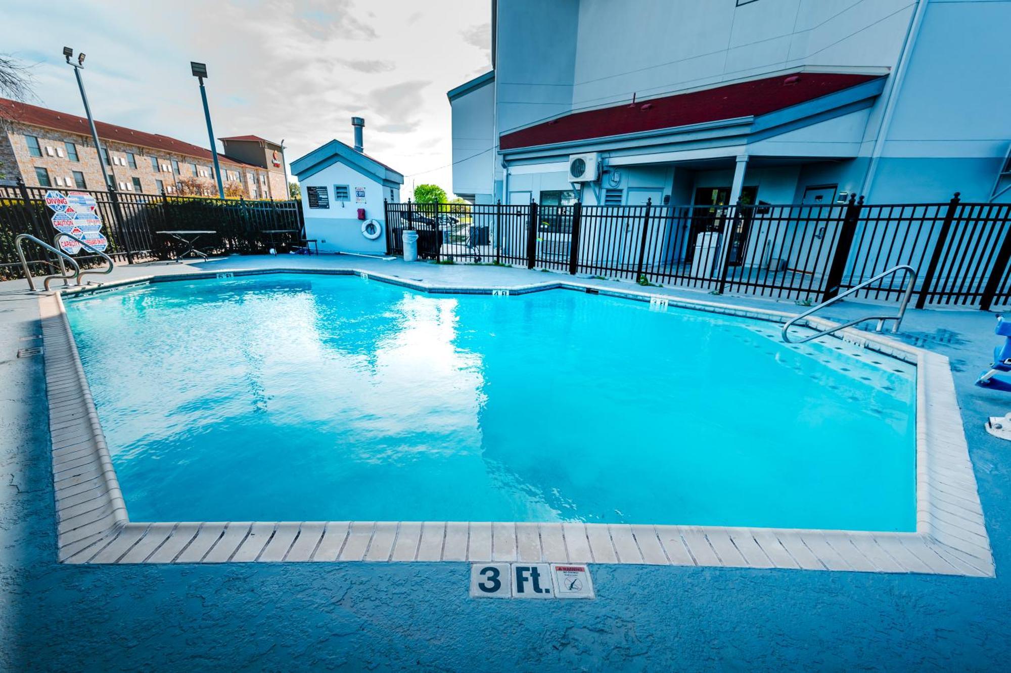 Hometowne Studios By Red Roof San Antonio - Seaworld Northwest Eksteriør billede